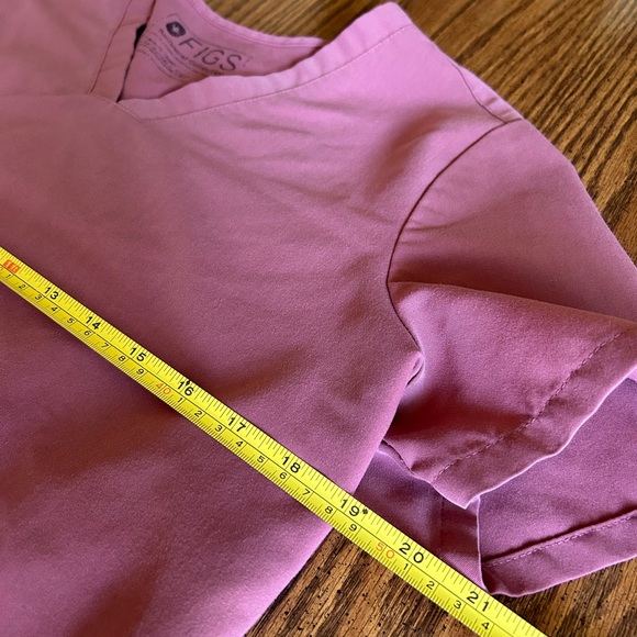 FIGS Scrub Top~mauve - Picture 4 of 6